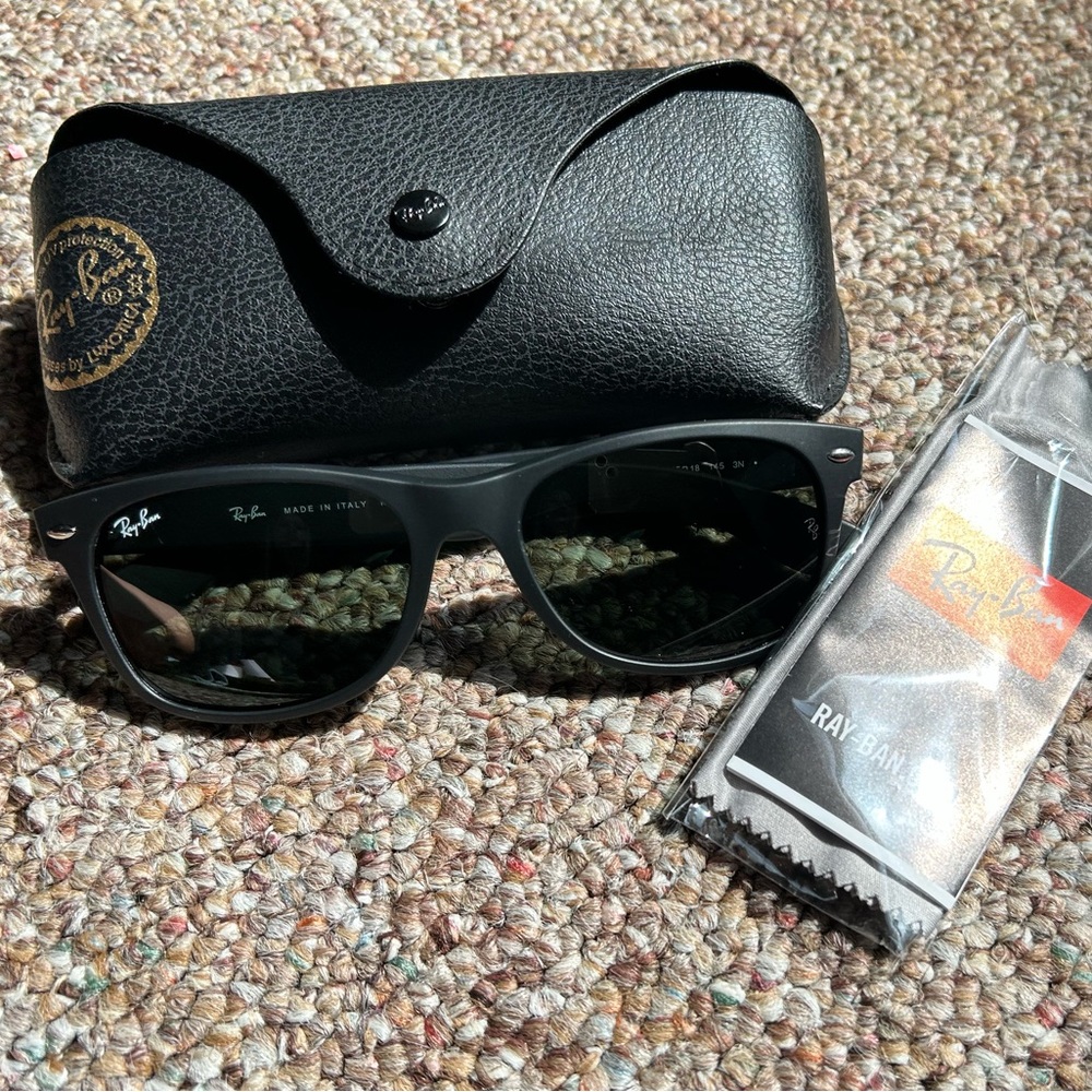 Brand New / Matte Black RayBans (unisex)